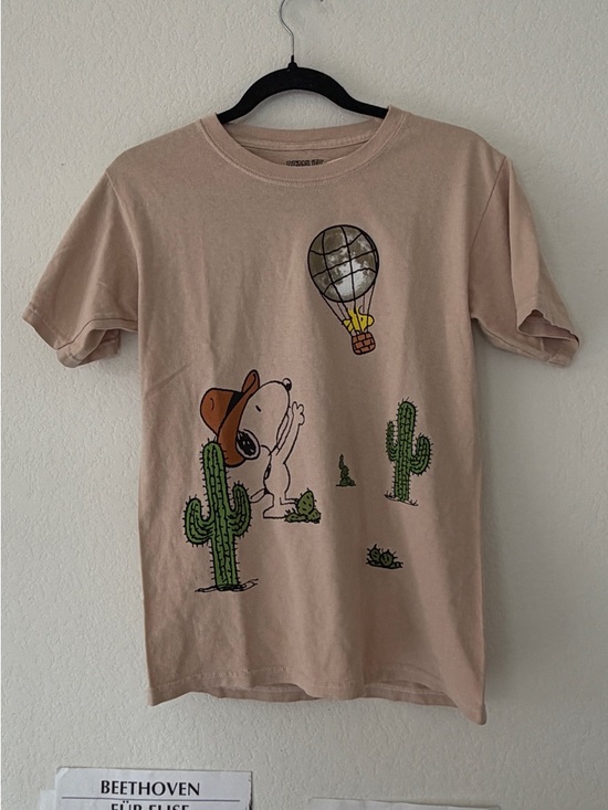 Peanuts Tops - PEANUTS BOXLUNCH SNOOPY DESERT NEEDLES MOTEL GRAPHIC TEE BEIGE SAND SMALL